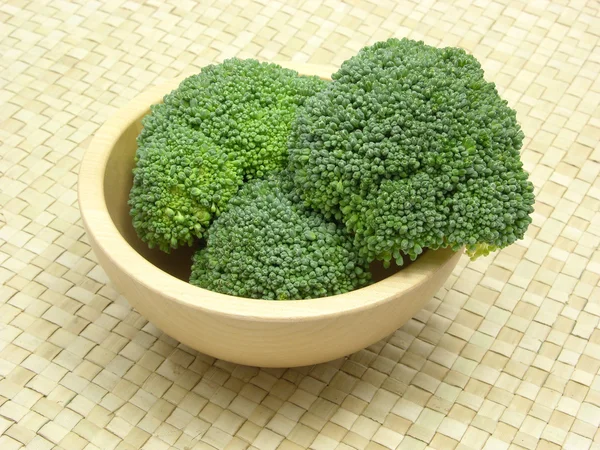 Ciotola di legno con broccoli — Foto Stock