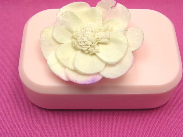 Rosa tvål med dekoration — Stockfoto