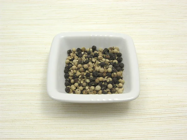 Bol de chinaware aux grains de poivre — Photo