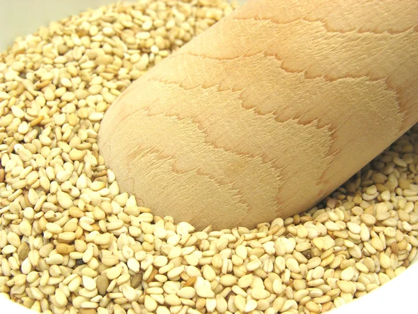 Sesam in einer Schüssel aus Porzellan mit Stößel — Stockfoto