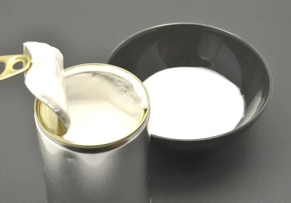 Lata de lata com leite de coco — Fotografia de Stock