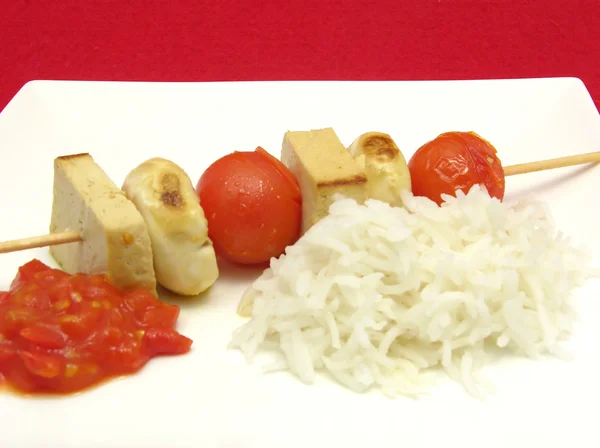 Овощной плевок с бобовым творогом и рисом на белой тарелке — стоковое фото
