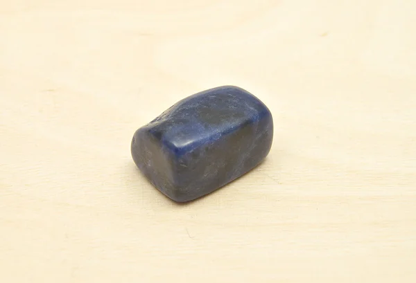 Детальное и красочное изображение минерала содалита — стоковое фото