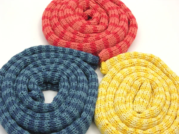 Trei dungi roeled în sus eșarfe de tricotat — Fotografie, imagine de stoc