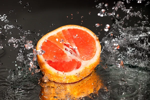 stock image Grapefruit in water