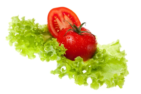 Couper la tomate sur la feuille de la salade — Photo