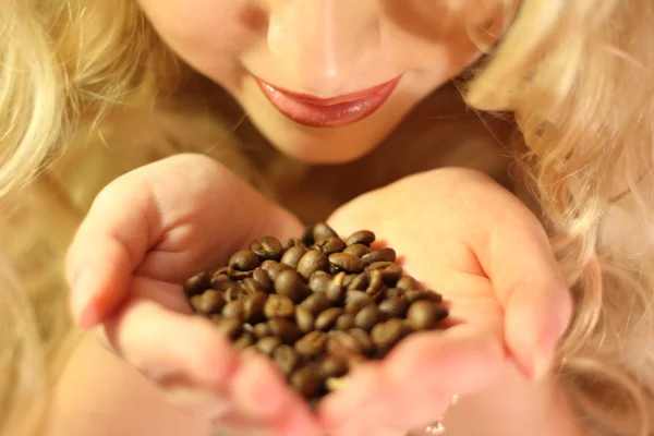 En las manos granos de café — Foto de Stock