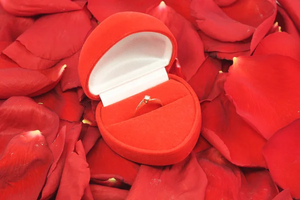 Caja con anillo de bodas de oro —  Fotos de Stock