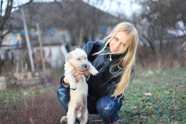 Meisje gespeeld met een kleine witte hond — Stockfoto