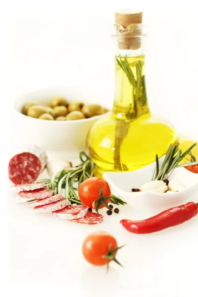 Натюрморт с оливковым маслом — стоковое фото