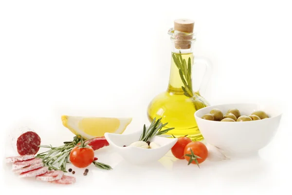 Натюрморт с оливковым маслом и салями — стоковое фото