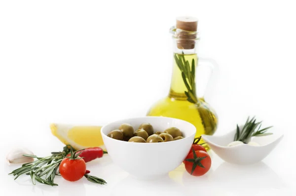 Натюрморт с оливковым маслом — стоковое фото