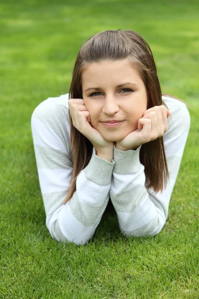 Młoda dziewczyna na zielonej trawie — Zdjęcie stockowe