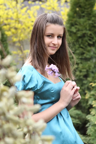 Jong meisje in de lente — Stockfoto