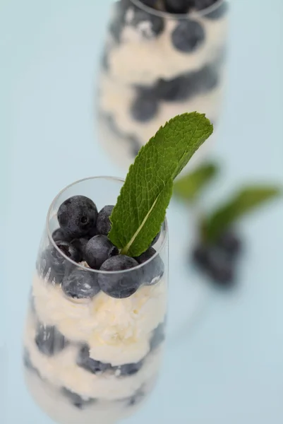Dessert med ett blåbär — Stockfoto