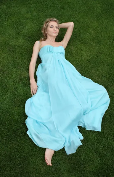 Flicka i blå klänning — Stockfoto