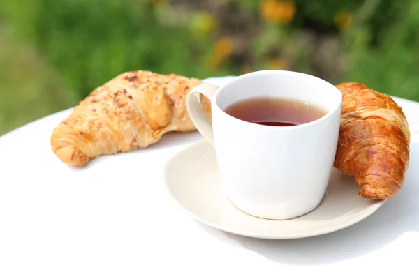 Tee und Croissants — Stockfoto