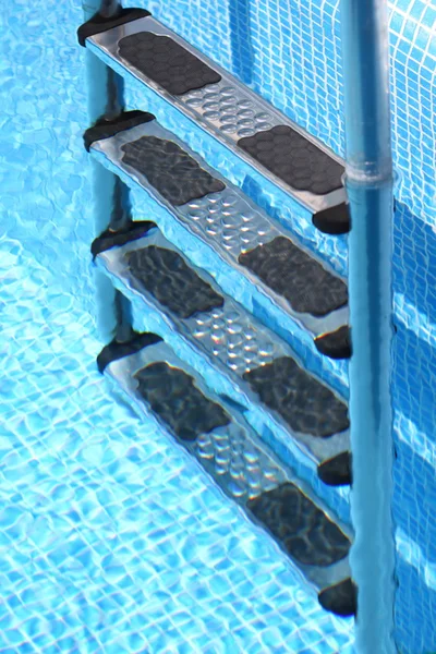 Treppe zum Schwimmbad — Stockfoto
