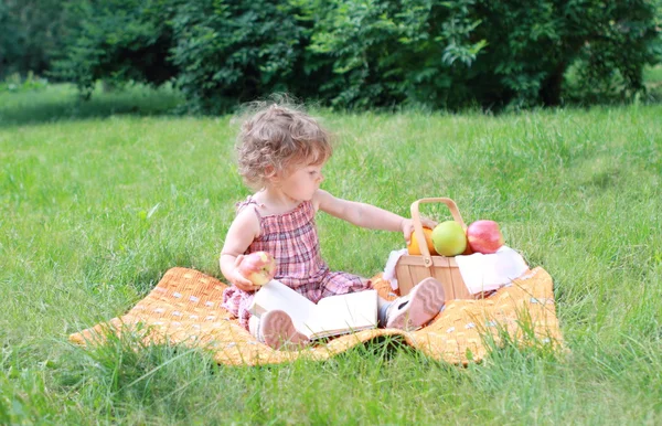Pequenas garotas encantadoras com frutas no parque — Fotografia de Stock
