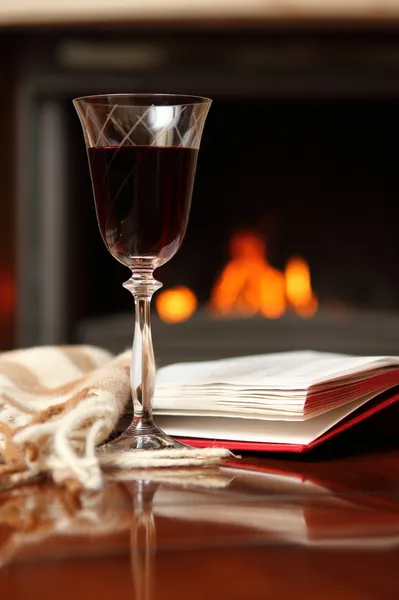 暖炉のそばで赤ワイン — ストック写真