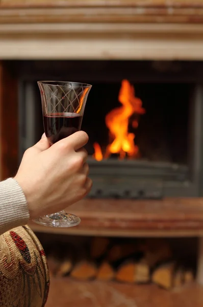暖炉のそばでワインします。 — ストック写真