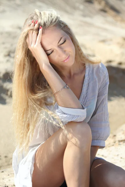 Prachtige blond meisje in de zomerdag — Stockfoto