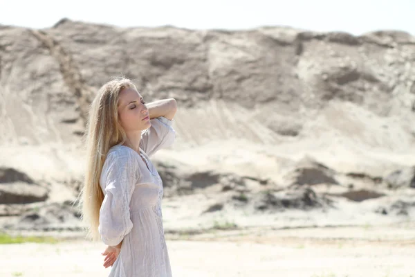 Beautiful blond girl in the sunny day — Stock Photo, Image