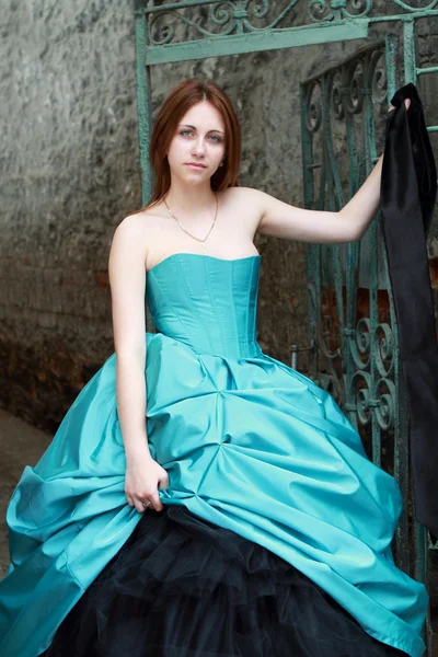 穿着漂亮蓝色连衣裙的红头发姑娘 — 图库照片