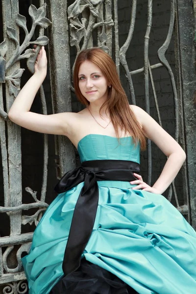 Mavi elbiseli güzel kızıl saçlı kız. — Stok fotoğraf