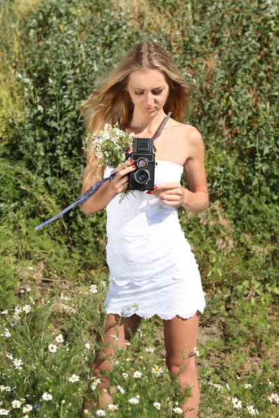 Κορίτσι με το εκλεκτής ποιότητας φωτογραφική μηχανή — Φωτογραφία Αρχείου