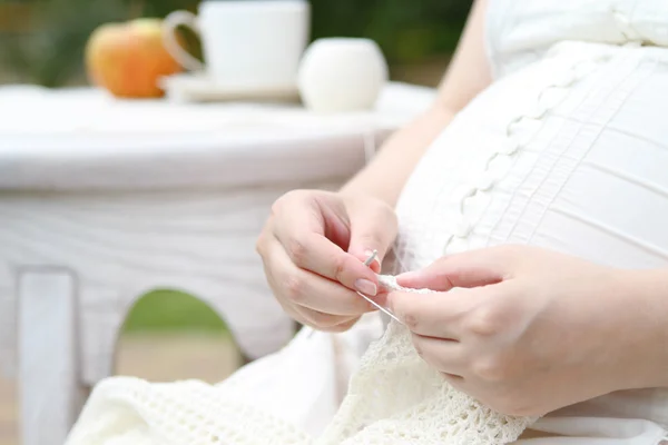 Zwangere vrouw breien — Stockfoto