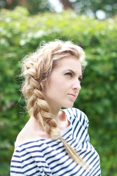 Bir hairdress ile sarışın kız — Stockfoto