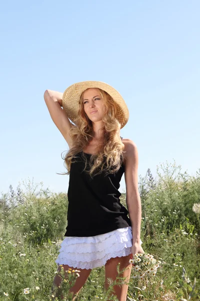 Menina loira no prado de verão — Fotografia de Stock