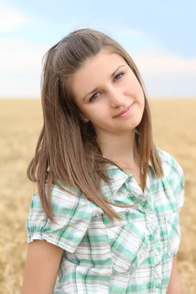 Retrato da jovem no campo de trigo — Fotografia de Stock