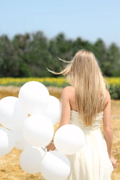 Menina com balões brancos — Fotografia de Stock