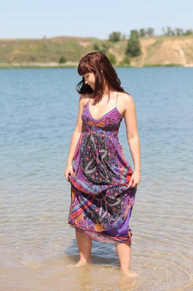 Brunett tjej på sjön — Stockfoto