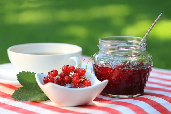 Rote Johannisbeere Marmelade und Tee — Stockfoto