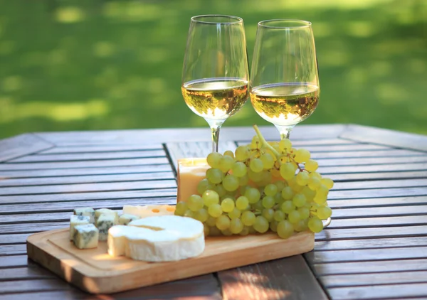 Сир, виноград і біле вино — стокове фото