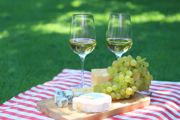 Queijo, uvas e vinho branco — Fotografia de Stock