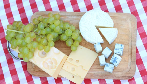 Hrozny a sýrem — Stock fotografie