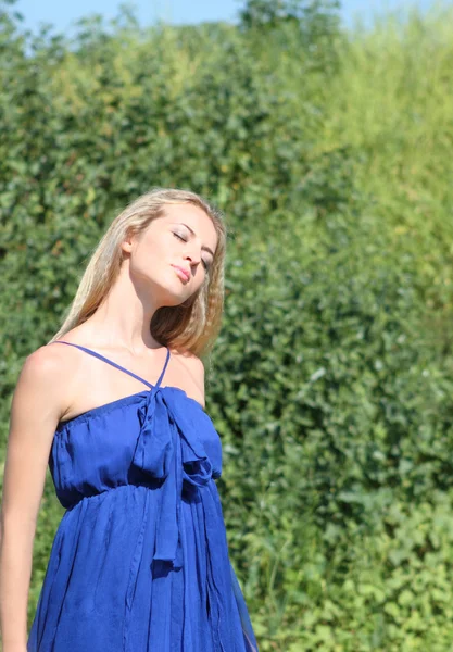 Blond tjej i mörk blå klänning — Stockfoto