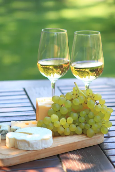 Peynir, üzüm ve beyaz şarap — Stok fotoğraf