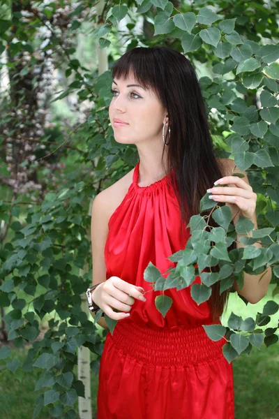 Brunette meisje in het rood — Stockfoto