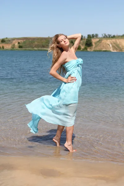 Krásná blonďatá dívka v slunečný den na jezeře — Stock fotografie