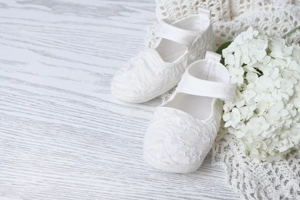 Белая детская обувь — стоковое фото