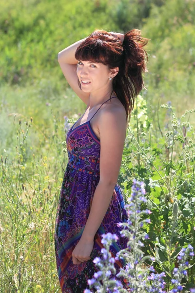 Девушка в летнем поле — стоковое фото