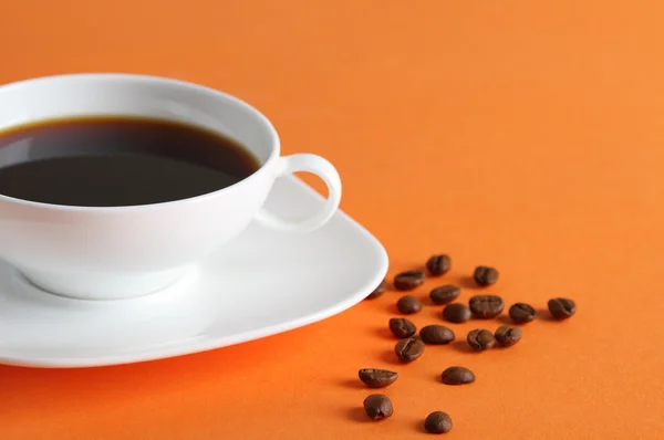 Kaffee auf dem orangen Hintergrund — Stockfoto