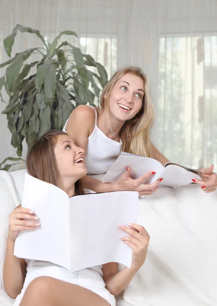 Två tjejer läser tidskrifter — Stockfoto