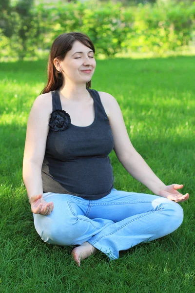 Yoga incinta — Foto Stock