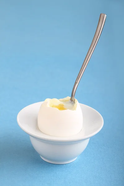 Мягкое вареное яйцо — стоковое фото